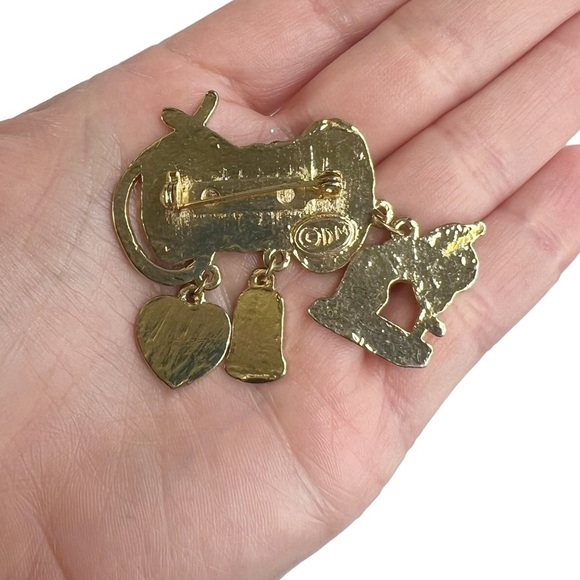 Vintage DM Sewing Seamstress Crafter Dangle Charm Brooch - Picture 5 of 10